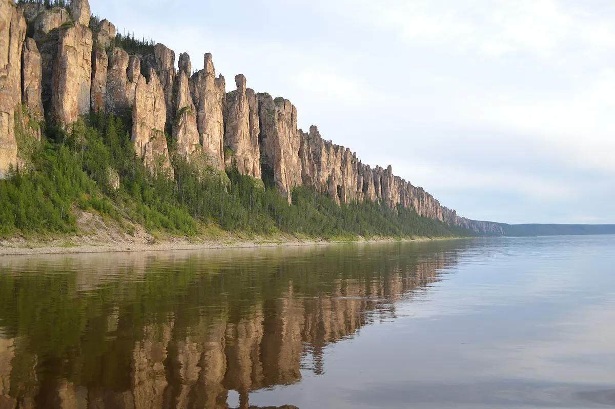 Ленские столбы — скальные гряды на берегу Лены в Якутии, вид с реки