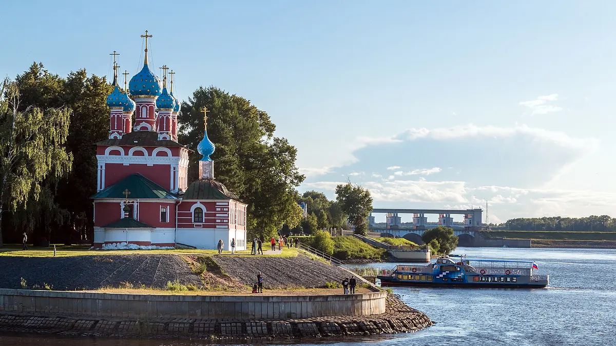Церковь царевича Димитрия «на крови» в Угличе на берегу Волги
