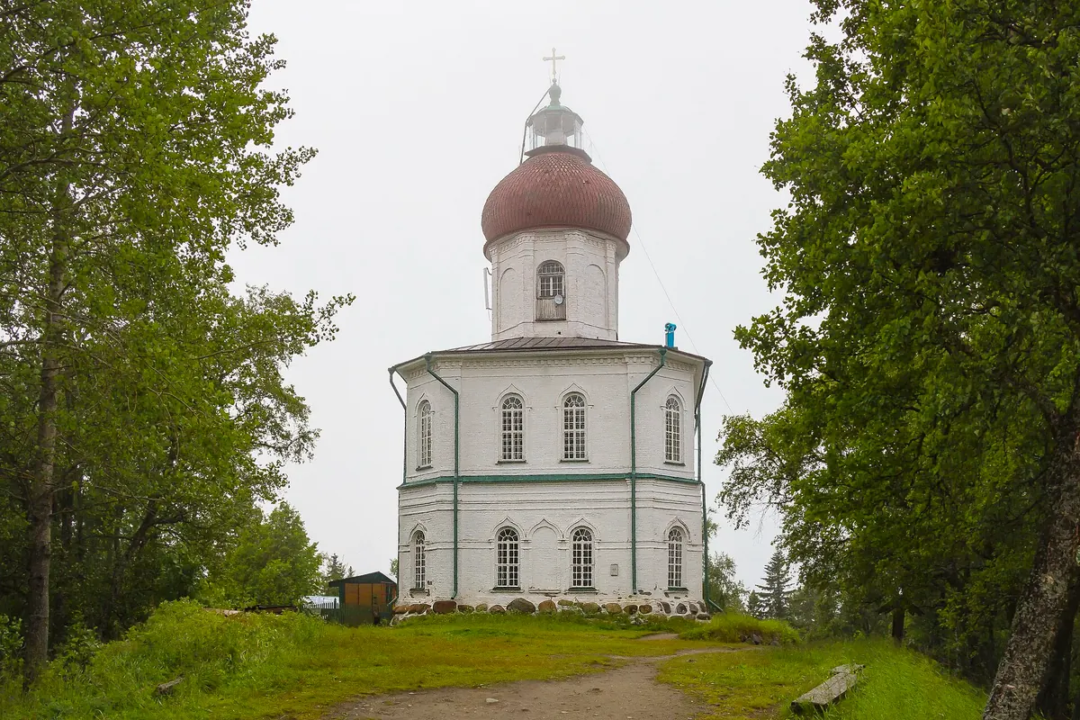 Белая Вознесенская церковь на вершине Секирной горы, над куполом — фонарь маяка
