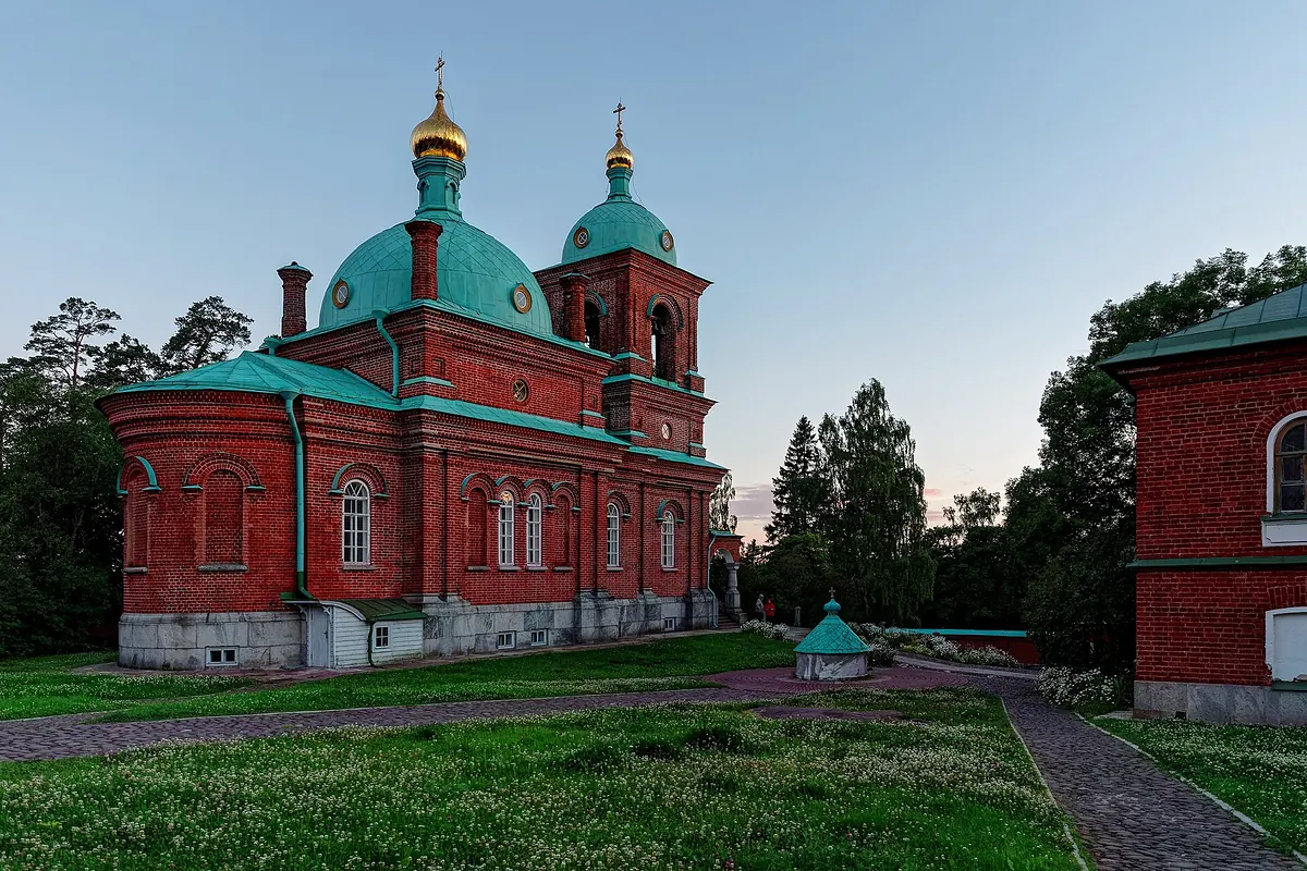 Краснокирпичная церковь Воскресения Христова в Воскресенском скиту на Валааме