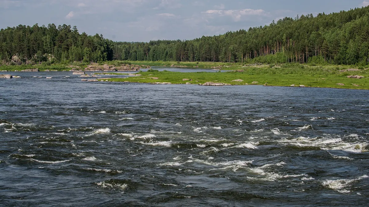 Енисей на Казачинском пороге: буруны на воде, каменистые островки и сосновый лес на берегу